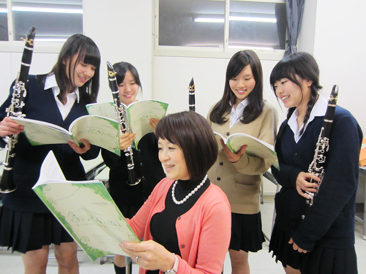 千葉県立国府台高校吹奏楽部女子と加藤先生