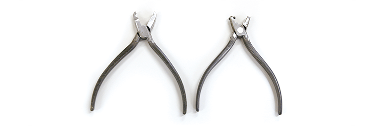 バネを押し込むための工具