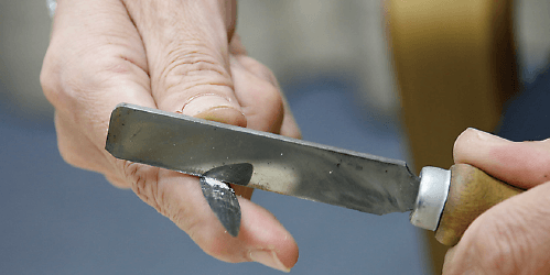 まずは指でリードの形を整える